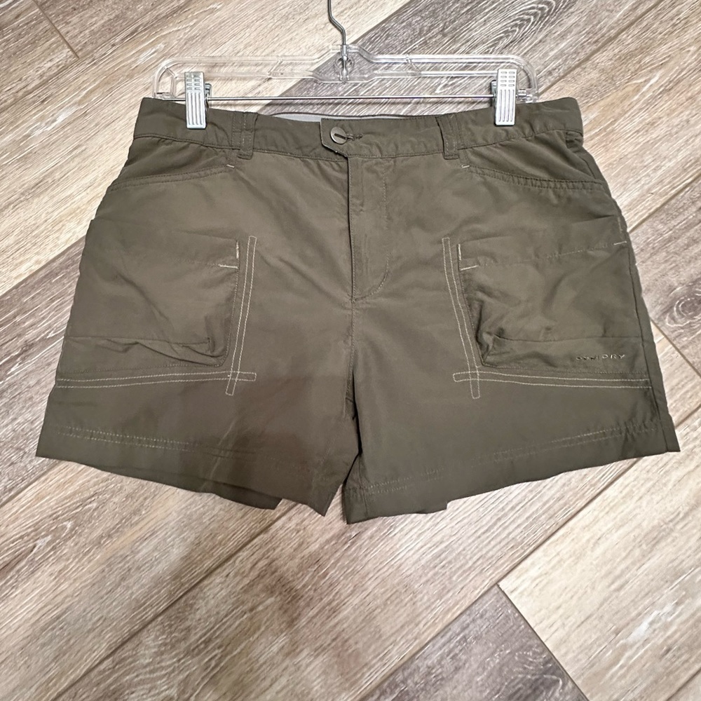 🛍️ Columbia Titanium green shorts with new condition.